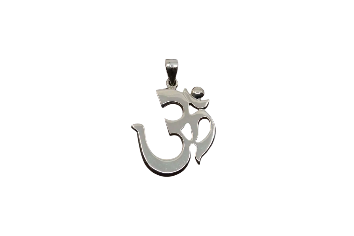 Handgefertigter Silberanhänger „OM“ von Ananta Lienhard, 3 cm, mit spiritueller Symbolkraft, detailreiche Schmuckkunst.