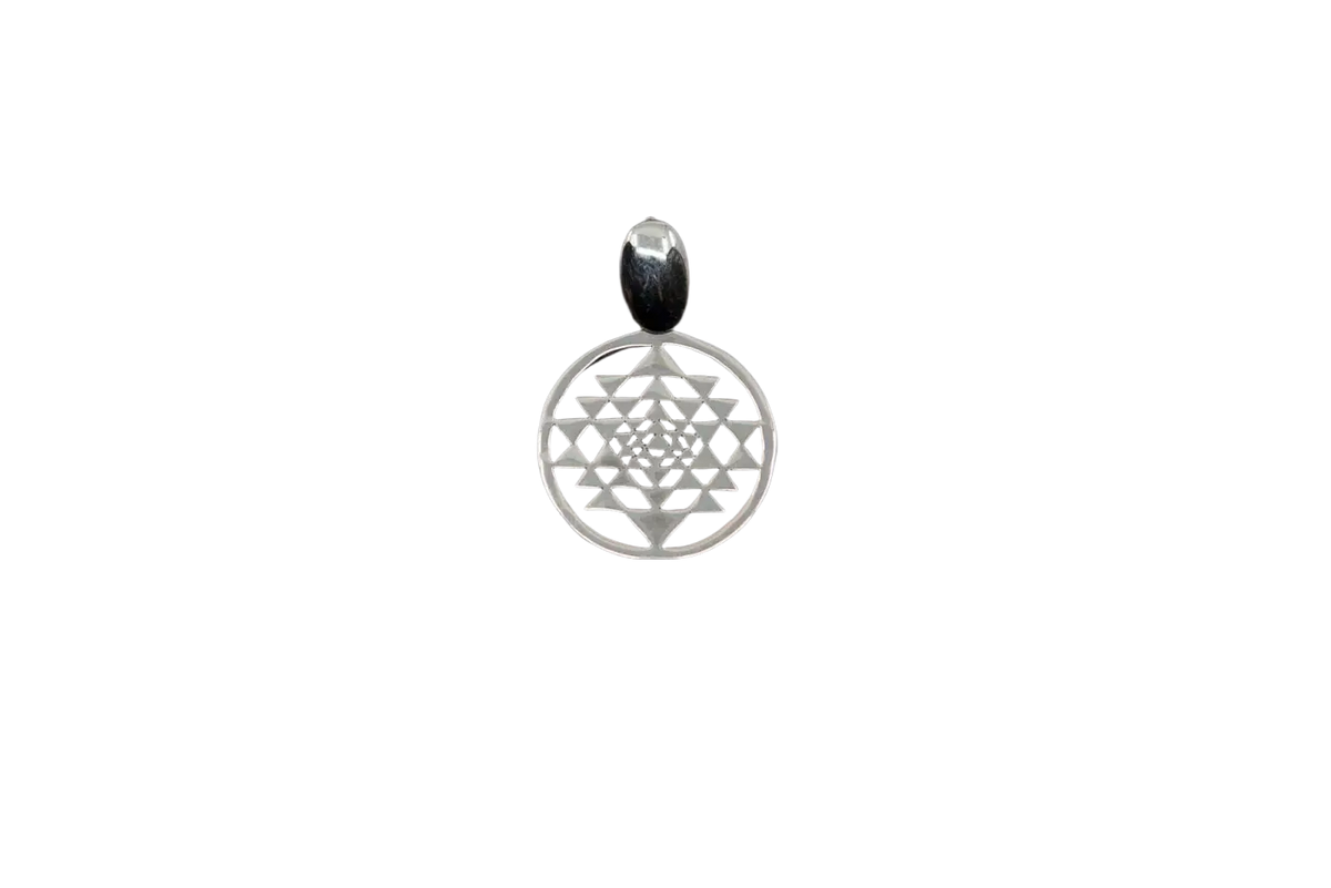 Handgefertigter Silberanhänger Shri Yantra mit detailliertem Design, spirituelle Kraft und Schmuck von Ananta Lienhard.