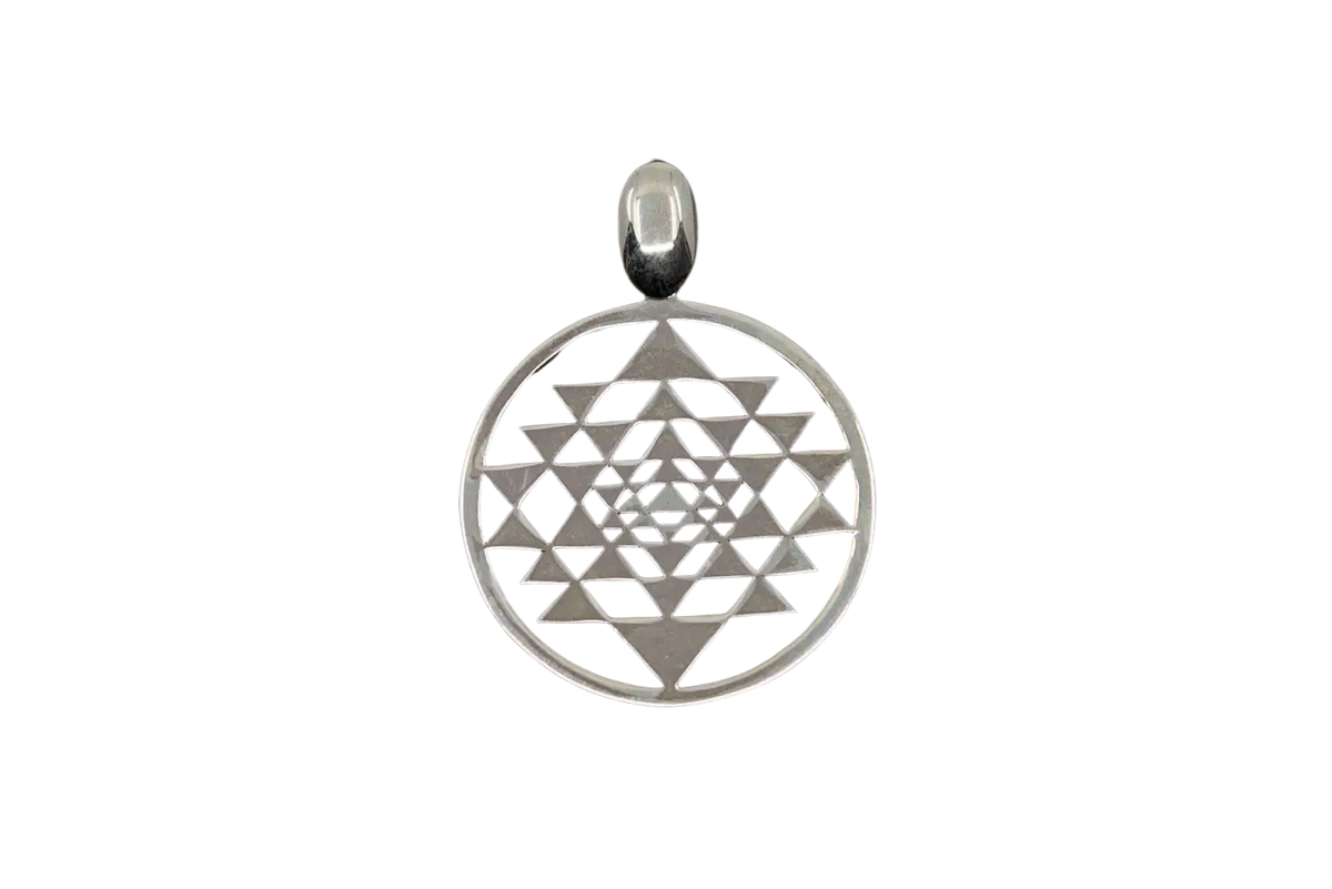 Handgefertigter Silberanhänger Shri Yantra aus Schmuck von Ananta Lienhard, mit spiritueller Kraft und detailreicher Verzierung