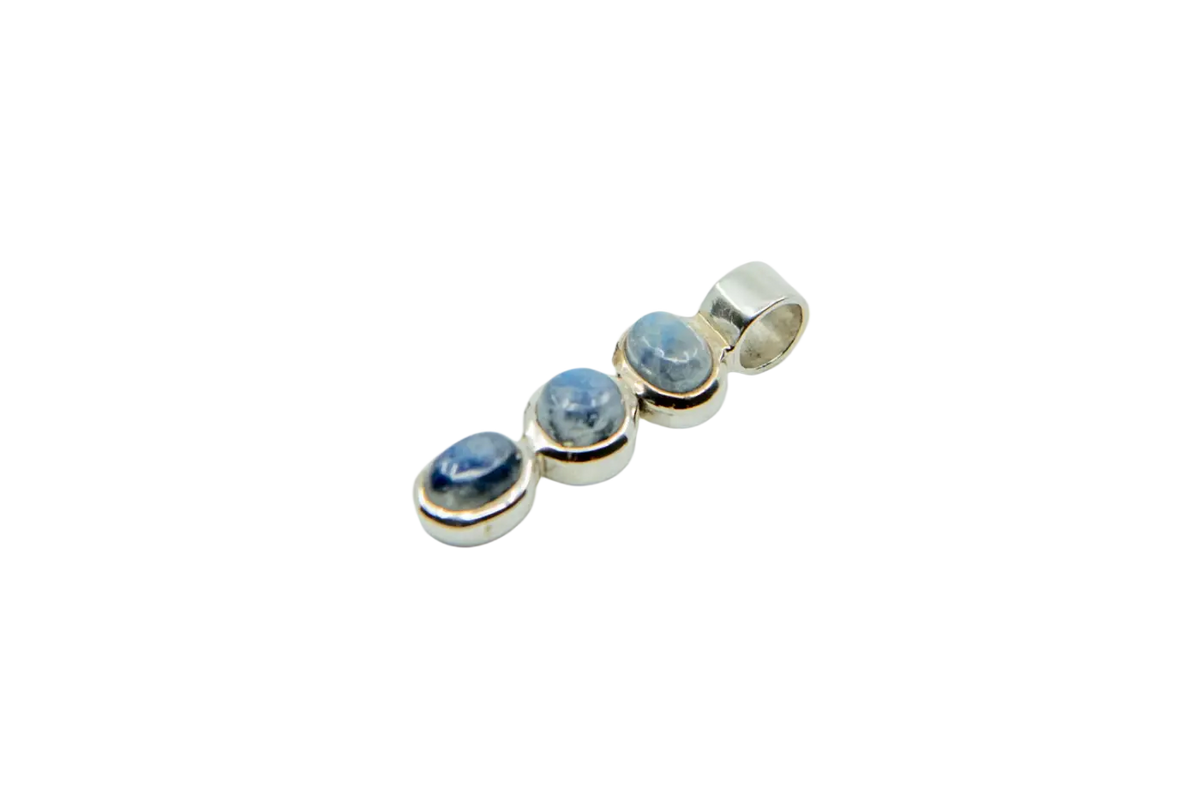 Sodalith Anhänger aus 925 Silber, eleganter Edelstein-Schmuck für Selbstvertrauen und Klarheit, sichtbarer Edelstein im Anhänger.