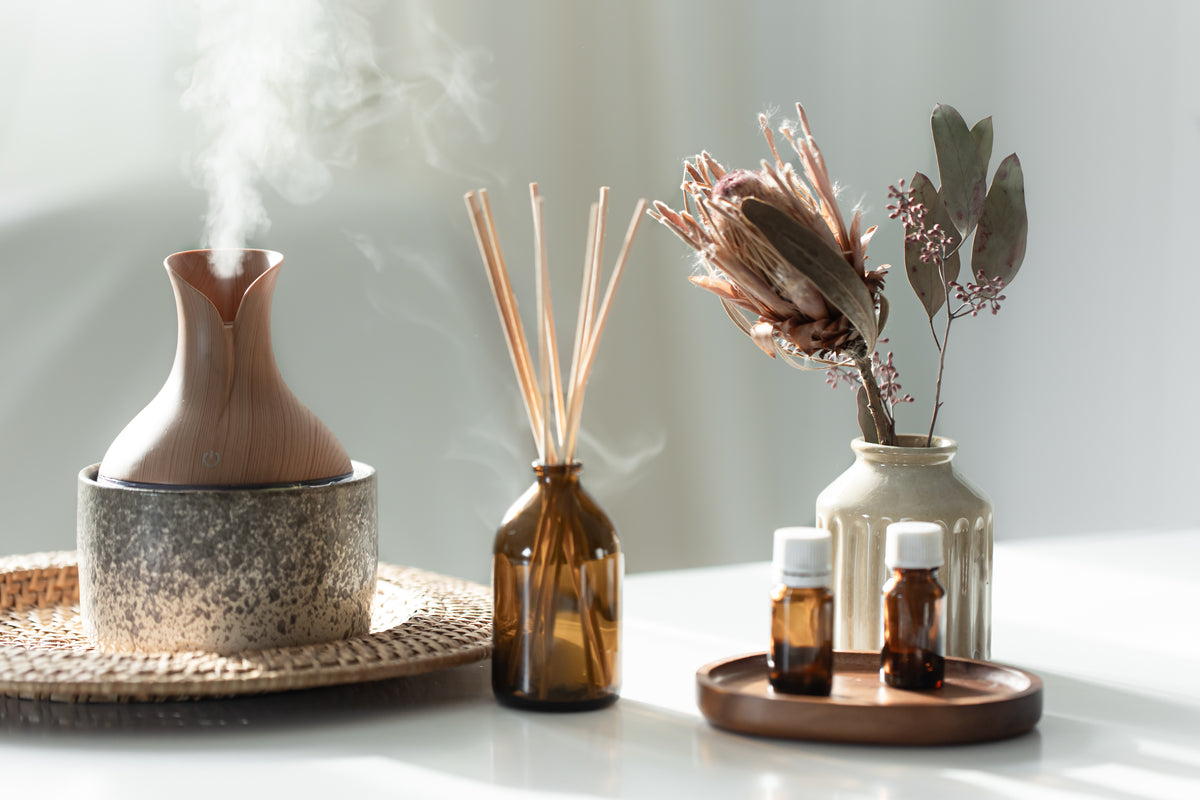 Aromatherapie-Set mit Diffusor, Duftstäbchen und ätherischen Ölen für Wellness zu Hause.