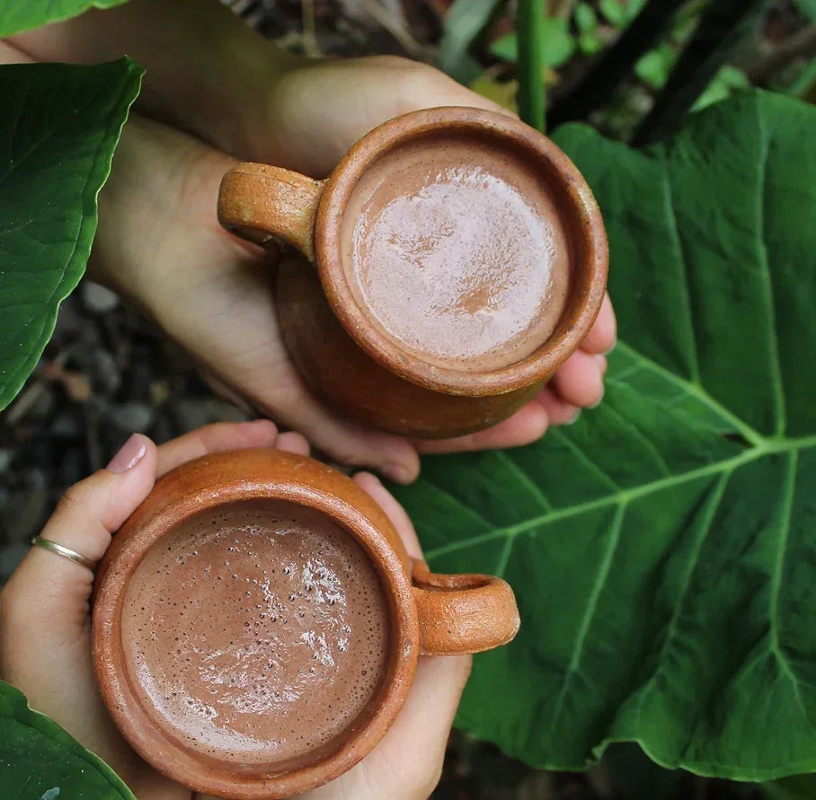 Reine Kakaobutter von Anahata Cacao, Tara Collective, 105g, in einer Glasdose auf weißem Hintergrund.