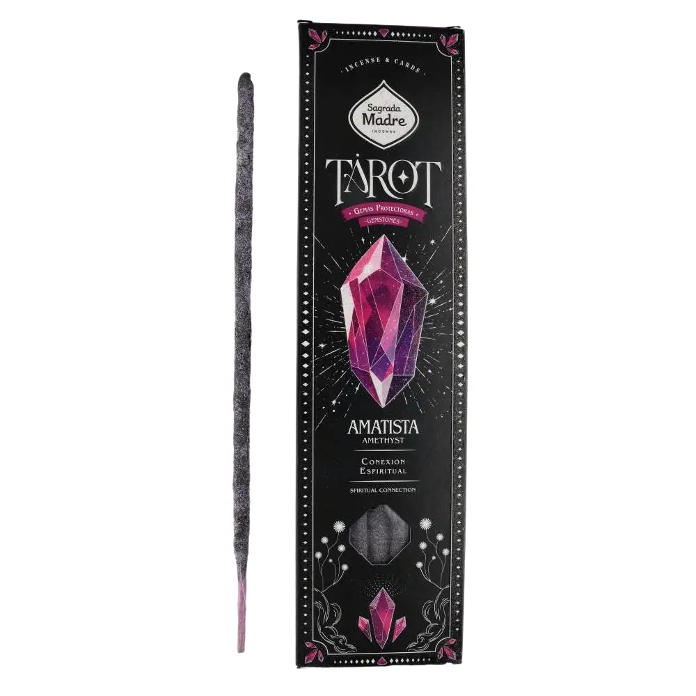 Dunkelgraues tarot-räucherwerk amethyst-edelsteine mit struktur neben schwarzer sagrada madre verpackung für spirituellen schutz