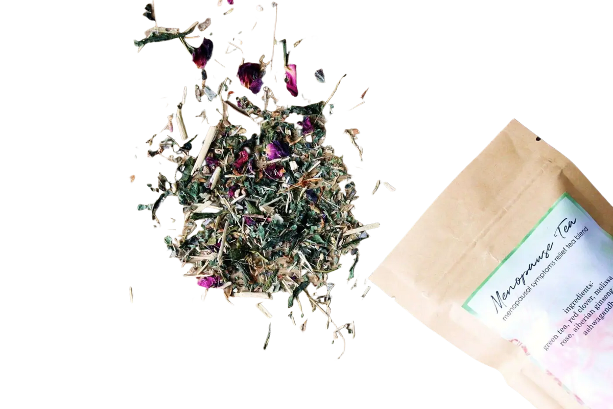 Grüner Tee von Ayamani Naturals, Menopause Relief Kräutermischung für Ausgeglichenheit, in einer Tasse mit frischen Kräutern