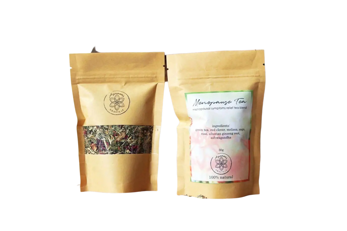 Grüner Tee Menopause Relief von Ayamani Naturals, Kräutermischung für Ausgeglichenheit, in einer Tasse mit Teeblättern und Kräutern