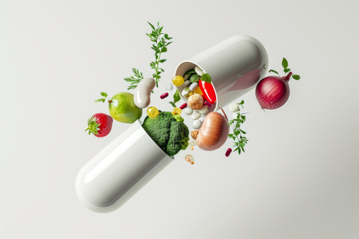 Offene Kapsel mit frischem Obst, Gemüse und Nahrungsergänzungsmitteln für gesunde Ernährung.