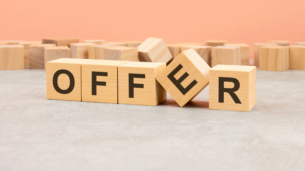 Holzwürfel mit der Aufschrift OFFER auf hellem Hintergrund für Angebote.
