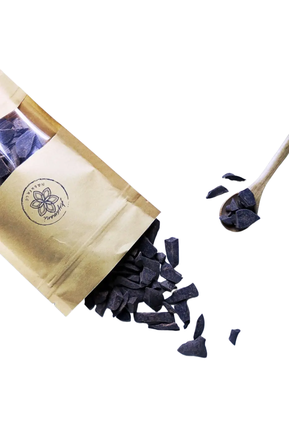 Zeremonieller roher kakao in stücken aus 100% criollo roher kakao 50g goldfolie mit holzlöffel auf weißem hintergrund