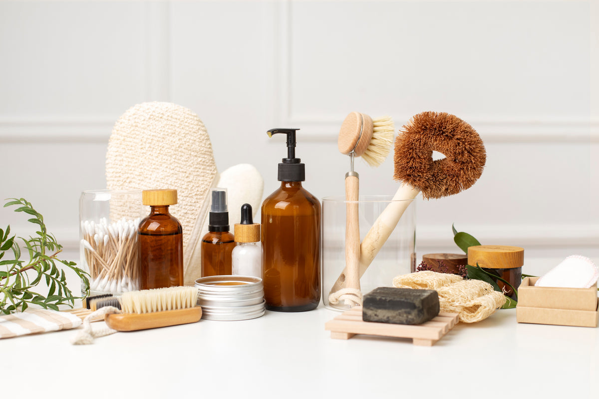 Nachhaltige Bio-Kosmetik und Badeaccessoires aus Naturmaterialien wie Holz und Sisal.