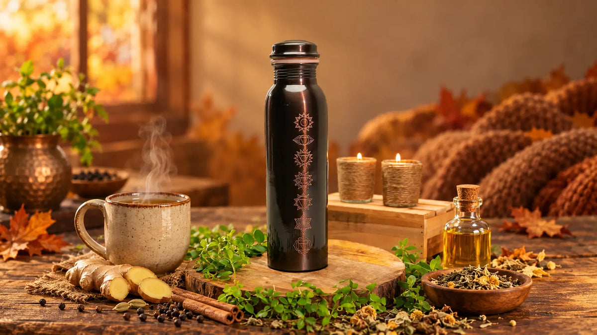 Schwarze edelstahl wasserflasche mit eingravierten chakrasymbolen ideal für warmes wasser im herbst zur vata-balance