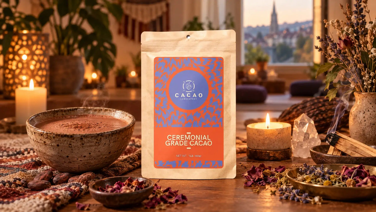 Weiße wiederverschließbare tüte mit zeremoniellem kakao von cacao laboratories für die kakao-zeremonie bern im mana kendra