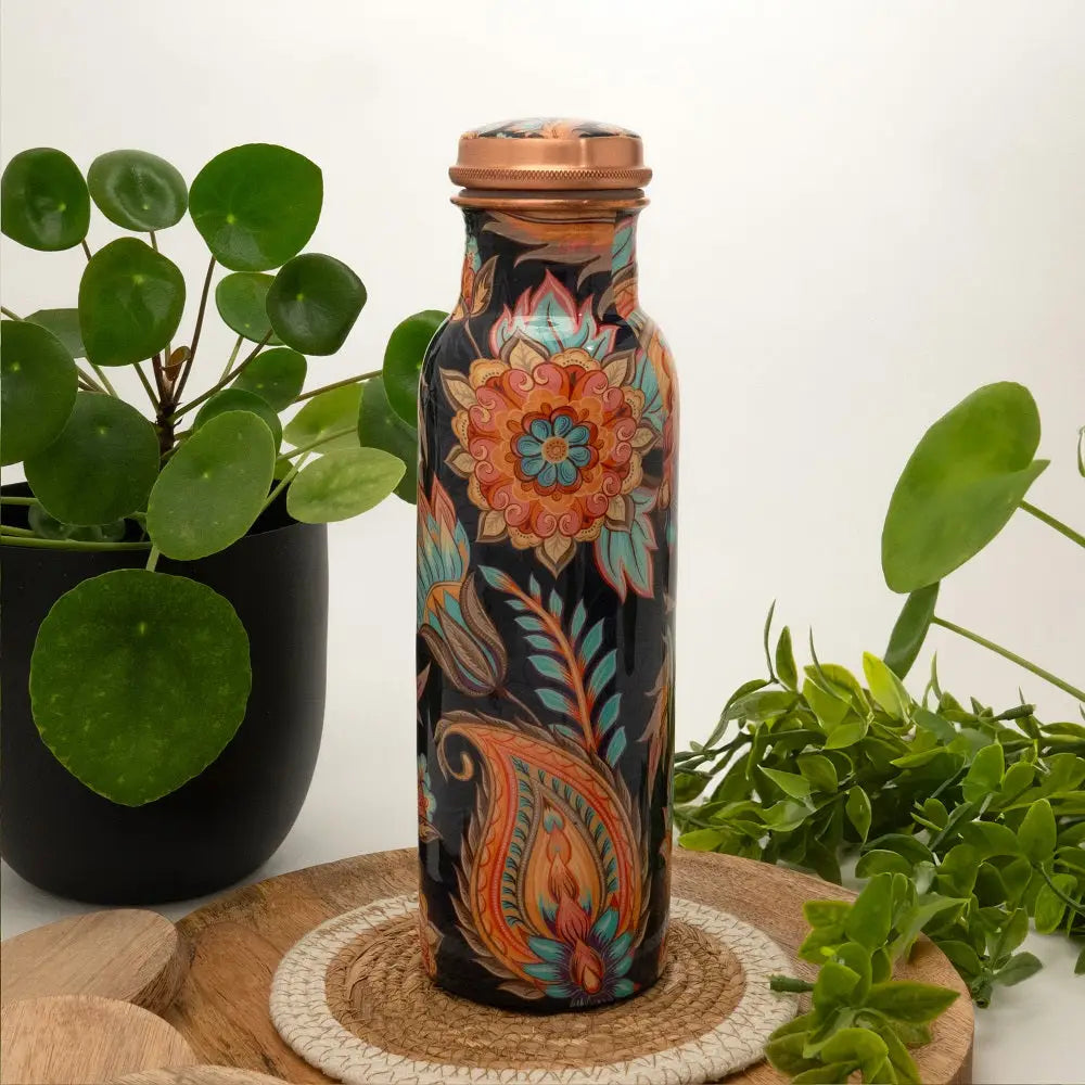 Kupferarmband reinigen zeigt eine dunkelglasflasche mit kupferfarbenem deckel und floralen paisleymustern zum mit lauwarmem wasser abspülen
