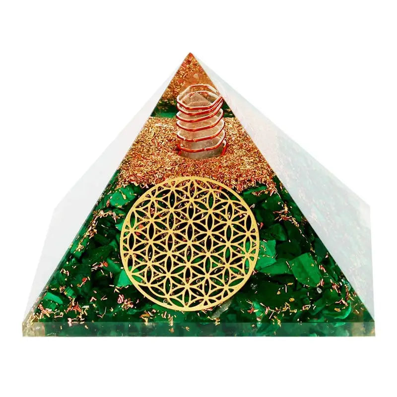 Transparenter grüner orgonit pyramide mit smaragdgrünen kristallen kupferdraht und blume des lebens für esoterischen kontext orgonit