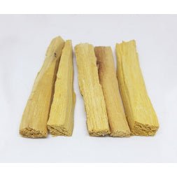 Fünf hellgelbe palo santo stäbchen aus bursera graveolens mit strukturierter oberfläche für palo santo wirkung