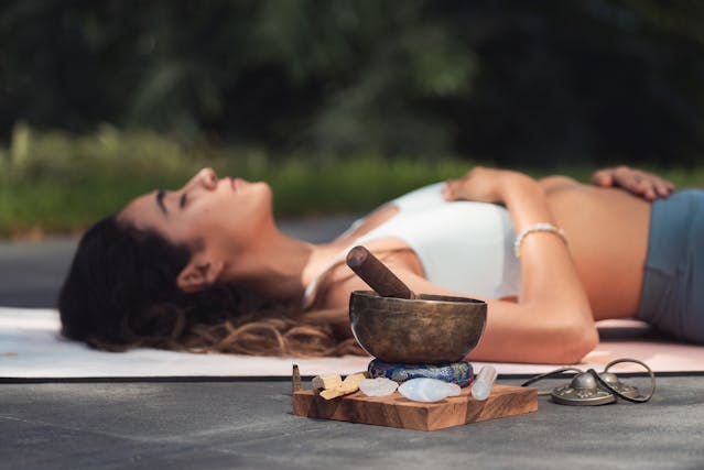 Bronze singing bowl mit holzklöppel auf rand zur unterstützung adaptogene stresslinderung und wichtigsten vorteile