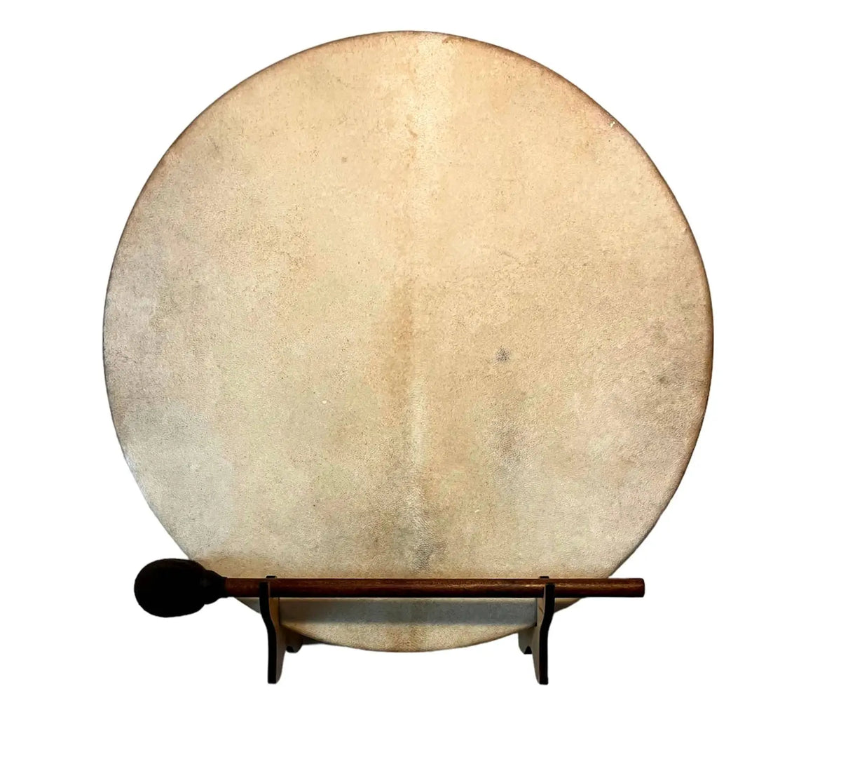 Beige schamanentrommel mit holzständer und schlägel als rituelles objekt für den mana shop und archäologische funde