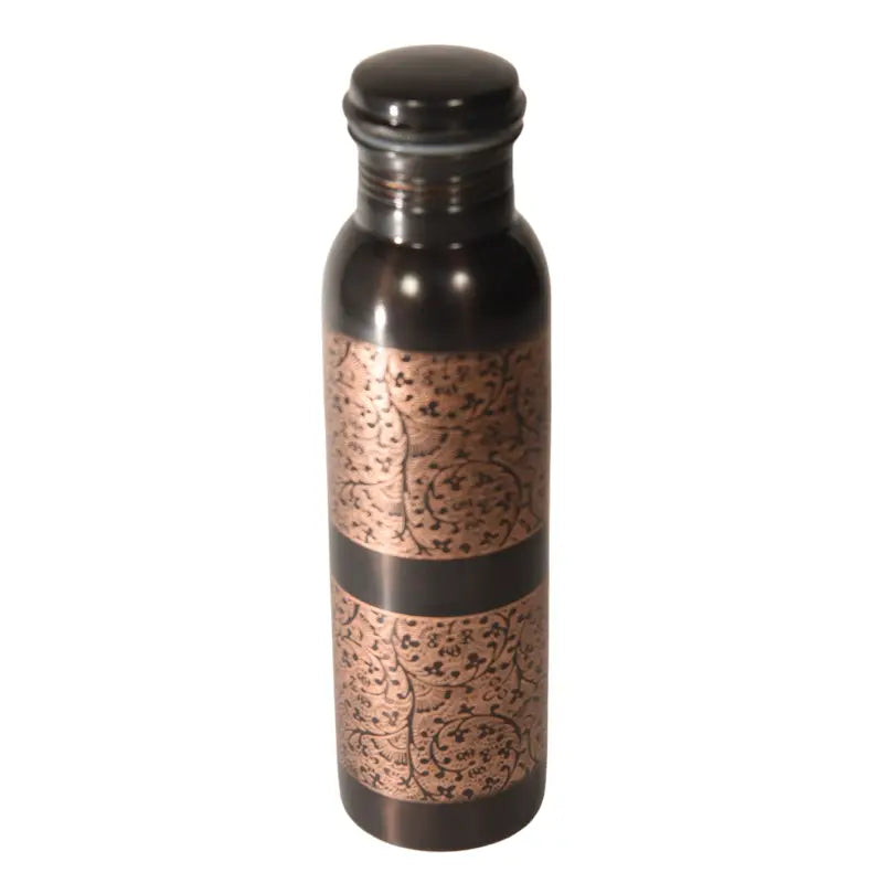 Ein kupferwasserflasche mit schwarzen floralen gravuren und dunklem deckel für das ayurvedische kupferwasser ritual