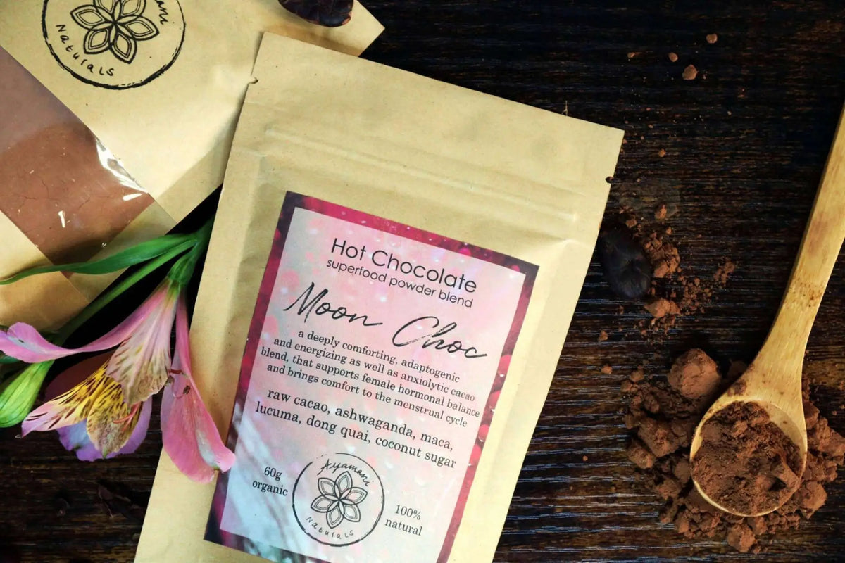 Beige nachfüllbare verpackung von moon choc hot chocolate superfood pulver mit pink weißem etikett für zeremonieller kakao minimal erhitzt