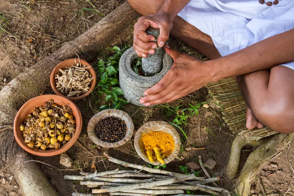 Grauer steinmörser mit passendem stößel aus granit zum mahlen von kräutern ayurveda heilkunst mana kendra