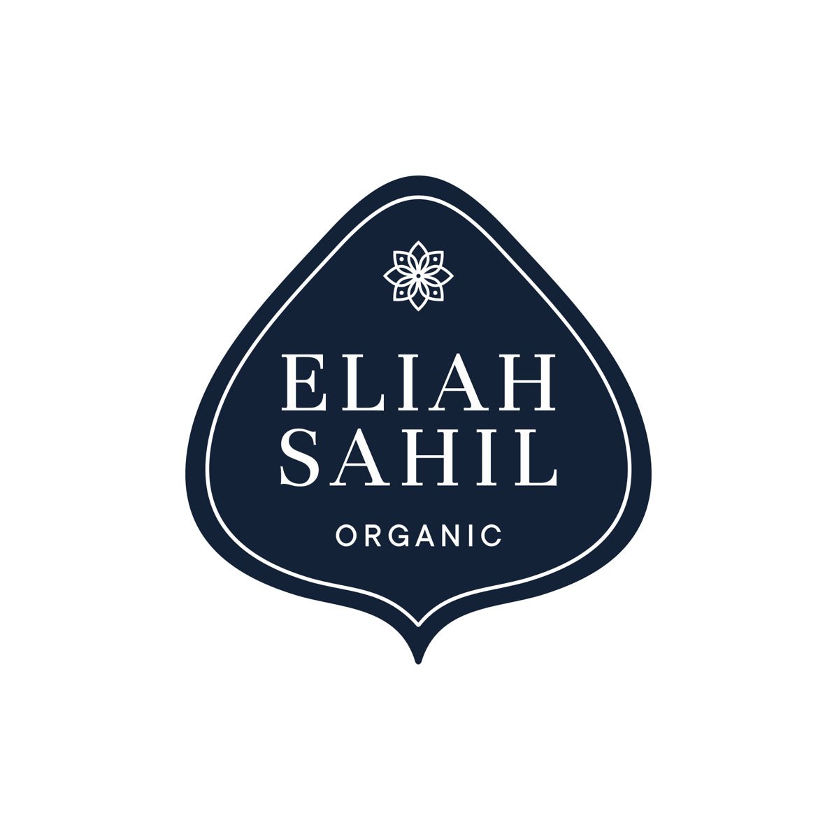 Dunkelblaues eliah sahil teardrop-logo mit weißem text organic und floralem emblem für eliah sahil bio-pflege