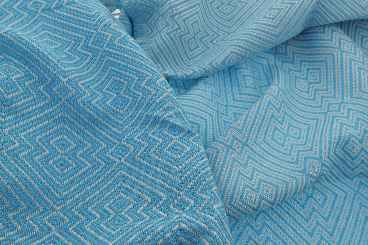 Hellblauer sarong ritualtuch aus gewebtem stoff mit weißem geometrischem muster für hamamtuch sammlung