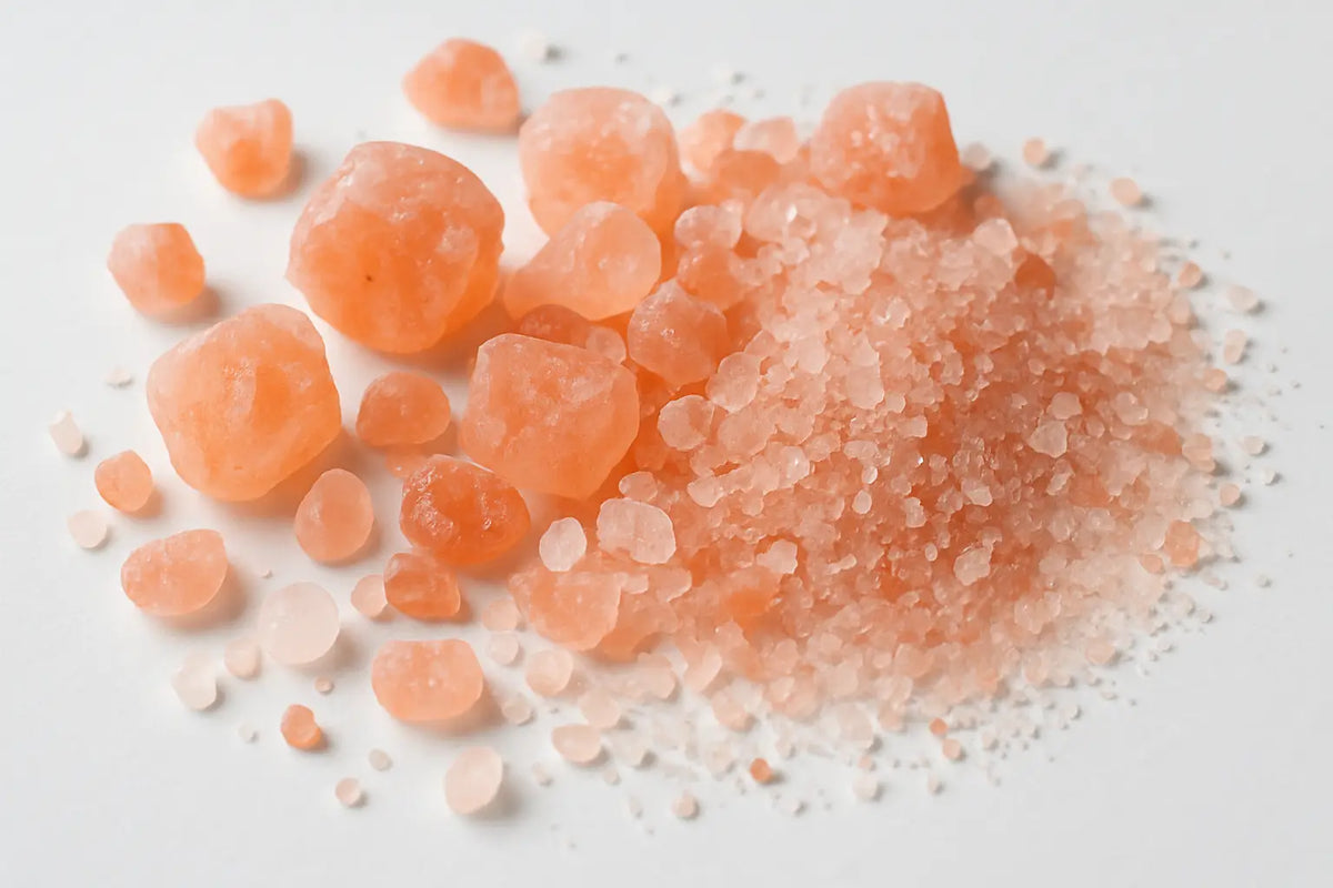 Ein haufen grober, transluzenter rosa himalaya salz kristalle in verschiedenen größen und formen im set himalaya salz kaufen.