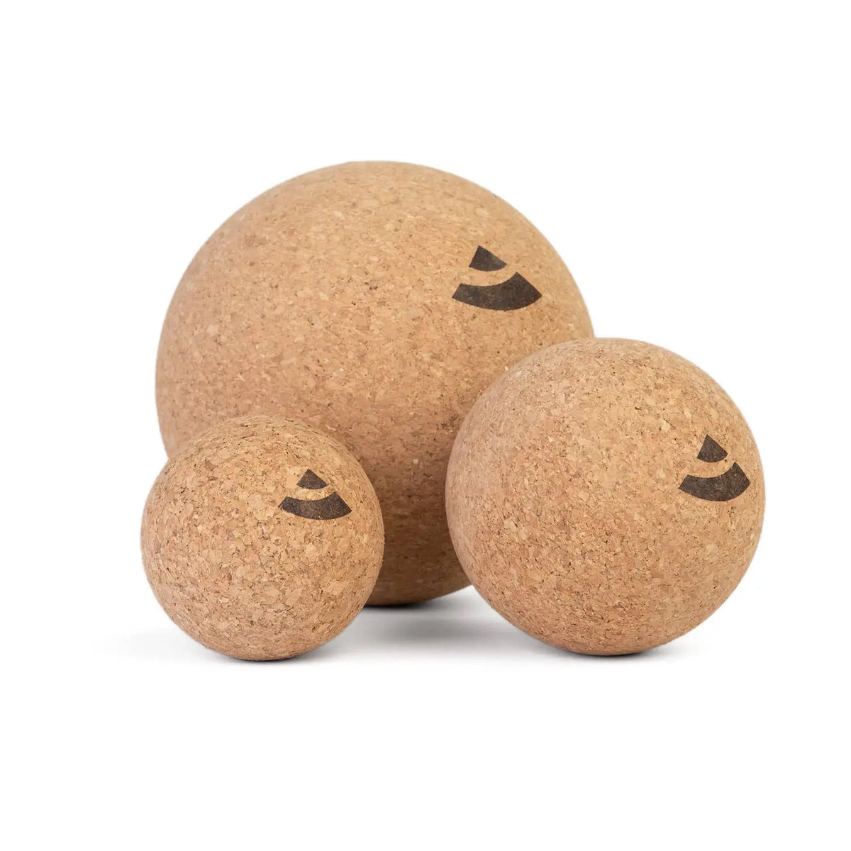 Set aus drei natürlichen kork massagebällen mit schwarzem smiley-design für gezielte selbstmassage bei mana shop bern ostermundigen