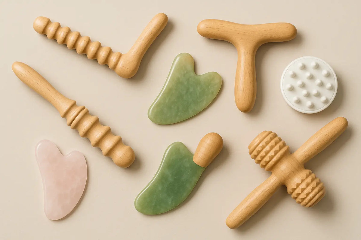Set aus holz- und jade-massagegeräten mit t-förmigem scraper, spiralrollern und herzförmigen gua sha-platten in grün und rosa