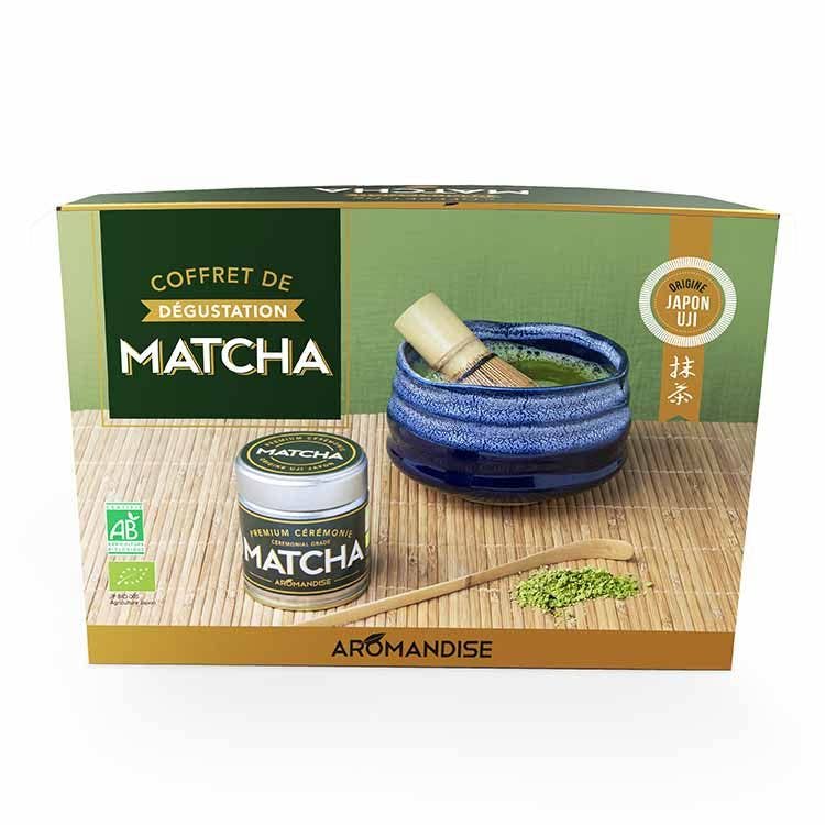 Blauer keramik matcha bowl mit bambusbesen und bio matcha pulver im mana shop zum matcha tee kaufen