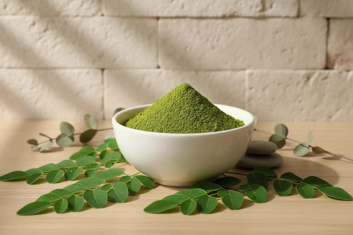 Weiße keramikschale mit vibrant grünem matcha pulver zur unterstützung von moringa energie immunsystem