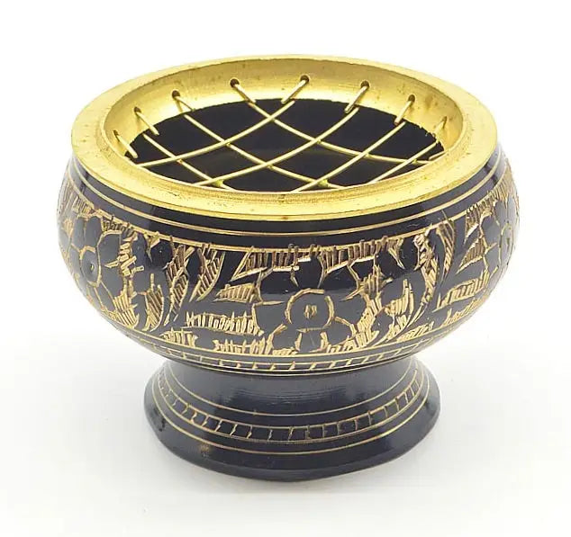 Schwarzes handgefertigtes räuchergefäß mit goldenen floralen gravuren und goldenem mesh für harmonische atmosphäre