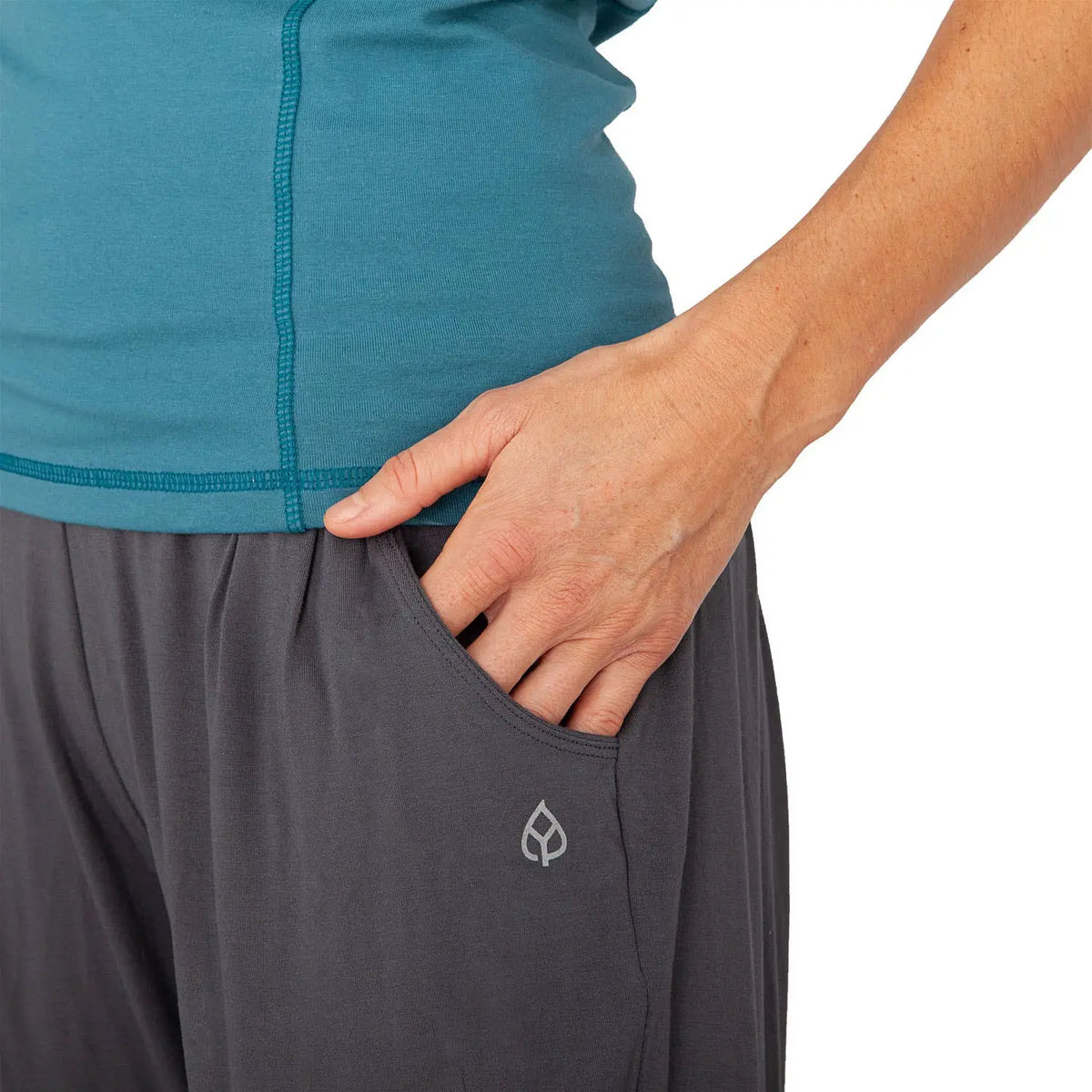 Graue nachhaltige yoga pants mit subtiler blattlogo am seitentasche für maximale bewegungsfreiheit bei mana shop bern