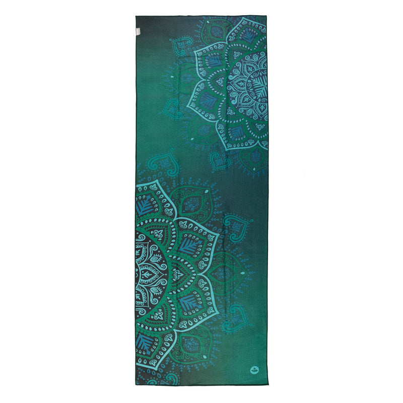 Vollständig ausgerolltes grünes Yoga-Handtuch mit filigranem Mandala-Design in Türkis- und Blautönen, rechteckige Form, auf weißem Hintergrund.