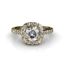 Eine Draufsicht auf einen Verlobungsring aus Gelbgold mit einem runden Diamanten und kissenförmigem Halo.