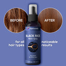 Ein Werbebild für das Harmonify BLACK RICE Water Spray, das einen Vorher-Nachher-Vergleich der Haare zeigt. Das Bild „BEFORE“ zeigt krauses, stumpfes braunes Haar, während das Bild „AFTER“ glänzendes, glattes braunes Haar zeigt, mit Text, der "for all hair types" und "noticeable results" hervorhebt.