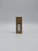 Kleine braune Pappschachtel mit einer Flasche Geranienöl (Gerânio).