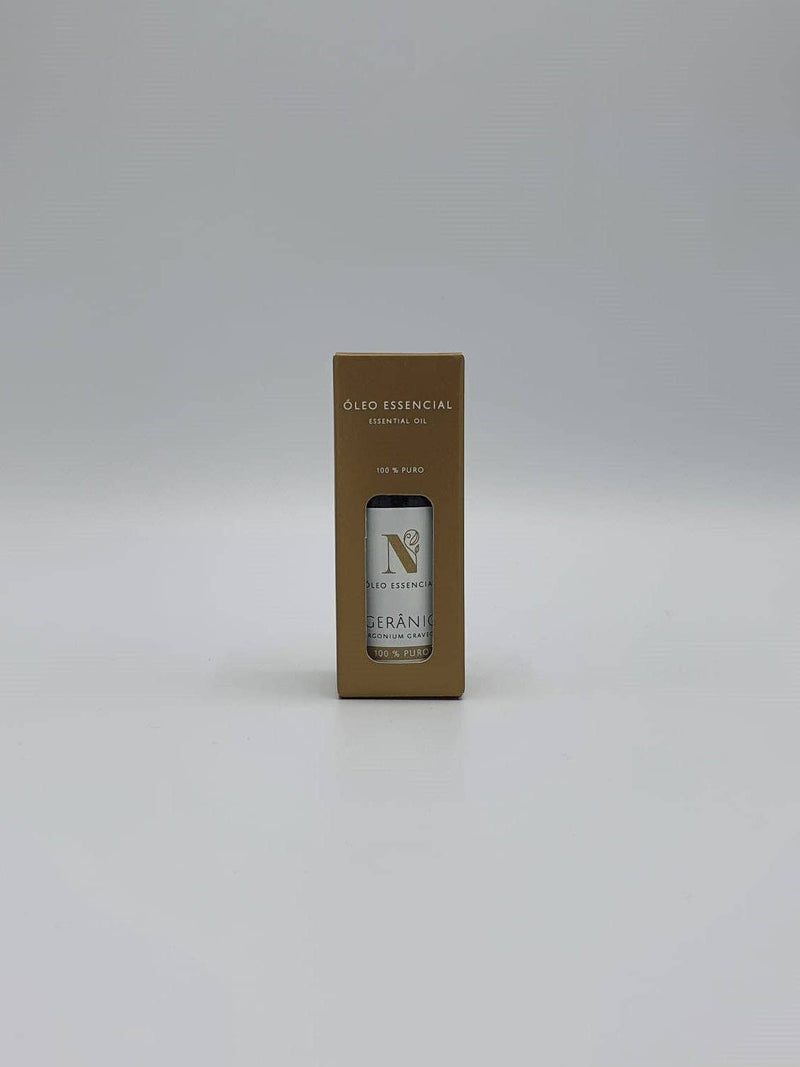 Kleine braune Pappschachtel mit einer Flasche Geranienöl (Gerânio).