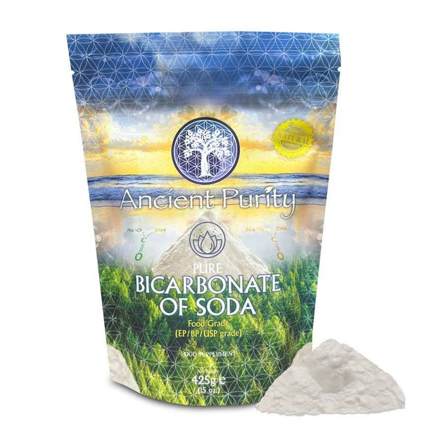 Eine Packung „Ancient Purity Pure Bicarbonate of Soda“ auf einem weißen Hintergrund, davor ein Haufen weißes Pulver.