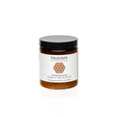  Ein braunes Glas mit schwarzem Deckel, beschriftet als "PAAVANI AYURVEDA ASHWAGANDHA adaptogen: for vitality & stress relief herbal supplement NET WT. 3.5 oz (100 g)", mit einem geometrischen Muster, auf einem weißen Hintergrund.