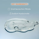 Die Schlüsselbestandteile "Schneckensekret-Filtrat" und "Natriumhyaluronat", die als Hauptinhaltsstoffe für ein Hautpflegeprodukt aufgeführt sind, über einer schimmernden, gelartigen Flüssigkeit.