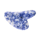 Draufsicht auf einen polierten blauen Sodalith Gua Sha Massagestein, nierenförmig mit weißen und blauen Sprenkeln.