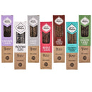 Sechs Schachteln Sagrada Madre Kräuter-Räucherstäbchen in verschiedenen Sorten wie Lavendel, Weihrauch, Weisser Salbei, Rose, Anis und Eukalyptus.