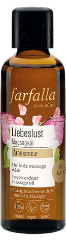 Eine Nahaufnahme einer kleinen, dunklen Glasflasche farfalla AromaCare Liebeslust Massageöl (Aromamour). Das Etikett zeigt rosa Blumen-Illustrationen und bewirbt das Öl als 100% natürlich, vegan, dermatologisch getestet, mit Jasmin, „für aphrodisierende & sinnliche Massagen.“