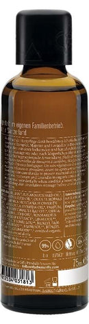 Eine Nahaufnahme der Rückseite der dunklen Glasflasche des farfalla Muskelfit Massageöls, die detaillierte Produktinformationen, Inhaltsstoffe (einschließlich Bio-Arnika, Rosmarin und Lavendel), Anwendungshinweise und Marketingtext in deutscher und französischer/englischer Sprache zeigt. Wichtige Kennzeichnungen sind 99% natürlich, Bio-Anteil und 75ml Volumen.