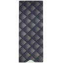 Eine vollständig ausgerollte, rechteckige Myga Yogamatte mit einem dunklen, gleichmäßigen 3D-karierten oder rautenförmigen geometrischen Muster auf weißem Hintergrund.
