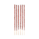 Sechs dick beschichtete Räucherstäbchen in Rot- oder Drachenblutfarbe auf weißem Hintergrund.