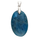 Ein ovaler blauer Apatit-Edelsteinanhänger mit einer silbernen Metallöse.