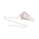 Ein Pendel mit einer Kette aus Silber und einem klaren, spitzen Kegel aus Kristall.