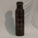 Dunkle Kupferwasserflasche mit esoterischen Augen- und Mondphasensymbolen, mit sanften Schatten platziert.