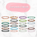 Eine Gitteranzeige von vierundzwanzig verschiedenen Edelsteinperlenarmbändern in einer großen Auswahl an Farben und Mineralien.